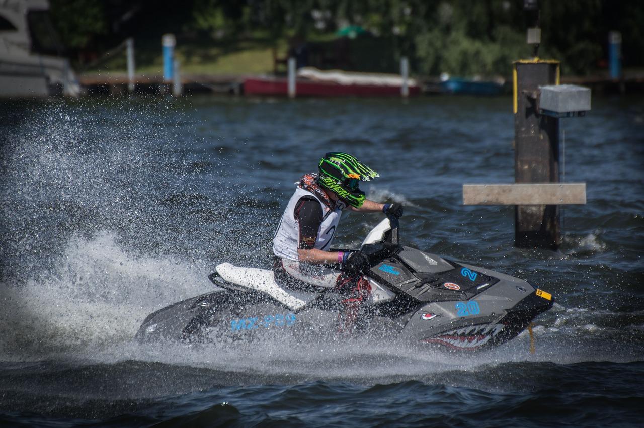 Jet ski, jet à bras, motomarine, scooter des mers : connaître leur différence